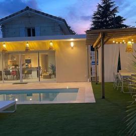 Maison en pierre avec sa piscine chauffée