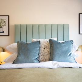 3 Bedroom House with Courtyard Garden and Parking, hotel in Chesterton