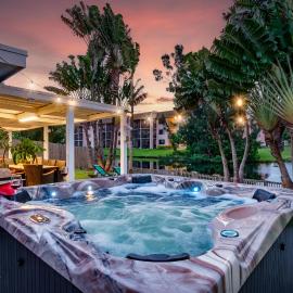 Waterfront Oasis Escape with 7 Seats Hot Tub!, hotel en Sunrise