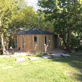 The Roundhouse - Unique space nestled in the trees, hotel v destinaci Begelly