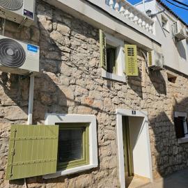 Stone Three bedroom house with rooftop terrace, hotel in Jezera