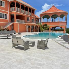 15000 Sq Ft 7 bedroom house with Pool and Ocean View, Hotel in Silver Sands