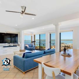 Absolute Water Frontage with Jetty and Boat Ramp, hotel in Hindmarsh Island