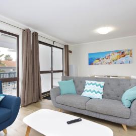 Light & Bright Apartment, 5 minute walk to the Beach