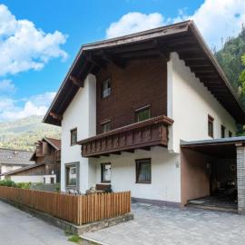 Apartment in Tyrol with Ski Boot Heaters, hotel a Urgen