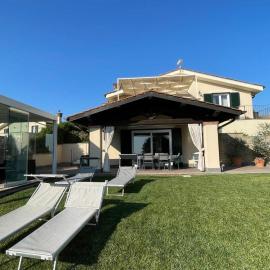 VILLA "Lago Blu" vista lago di Bracciano, con vasca idromassaggio esterna, Hotel in Trevignano Romano