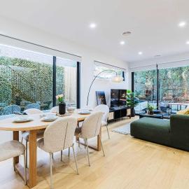 Stylish 4BR Family Townhouse with Private Courtyard, hotel in Box Hill