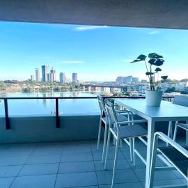 Stunning waterfront 3 bedroom condo with Pool, BBQ – hotel w mieście Sydney