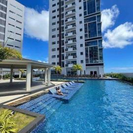 Mactan Newtown staycation near airport with pool access, hotel u gradu Punta Engaño