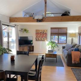 Bluebird Day - River Gem Bungalow: Bend şehrinde bir otel
