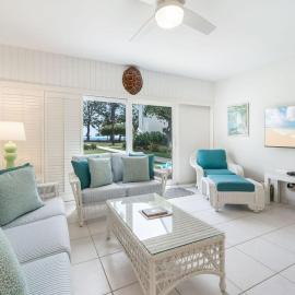 Beachfront Condo next to Ritz, hotel in West Bay