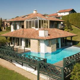 Villa Ongizatea - Rez de chaussée maison d'Architecte - 10 minutes de St Jean de Luz, hotel in Urrugne