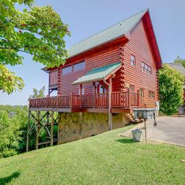 Sensational Sunset! Sevierville Home w/ Hot Tub, hotell i Sevierville