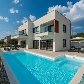 Villa Mia with Heated Pool, hotel in Maslenica