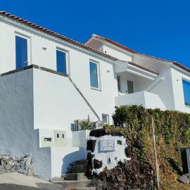 Casa dos Castanheiros - The White Cottage, hotel i Canto da Areia