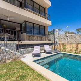 Private and heated POOL with ARCH VIEW new condo!, hotel a El Pueblito