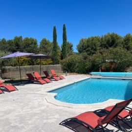 Gargas में, होटल Proche Roussillon, La villa rouge Luberon, piscine chauffée, climatisation et vue Luberon