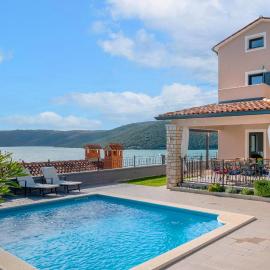 Casa Mia near the sea with a stunning view, hotel in Trget