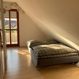 Kleines Dachzimmer mit Balkon