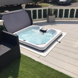 Hot Tub Safari Lodge, готель у місті Kinmel Bay