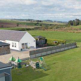 Bungalow with Hot Tub, BBQ Hut, Golf Net , Large Garden & Play Area