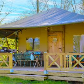 Glamping Safarilodge 'Grutte Fiif' met airco, extra keuken op veranda en privé achtertuin, hotel u gradu Grou