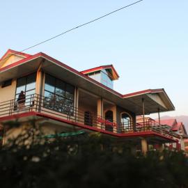 Aditya Homestay Bir-Billing surrounded by Mountains