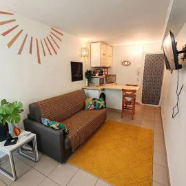 Le Sunshine - 2 people studio & Todler - Cosy - Porte des Lilas, hotel a Les Lilas