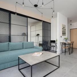 Jasny Apartament z Ogrodem i Parkingiem na Przedmieściach Warszawy by Noclegi Renters