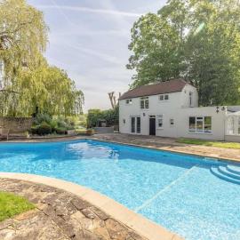 Riverside Gem, 2 Homes, Heated Pool, Hot Tub & Sauna, hotel a Windsor
