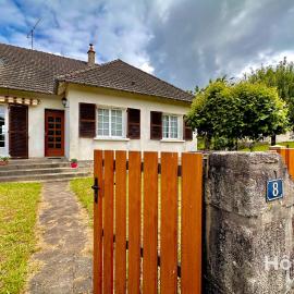 Family Home and Nature in Eymoutiers、Eymoutiersのホテル