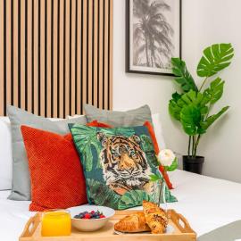 Cozy Kingfisher - 2-Bed Bungalow in Brighton near the Beach With Free WiFi & Terrace by Kozmo Properties, hotel in Brighton & Hove