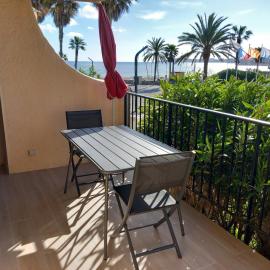 Marines de Cogolin, studio neuf face à la plage, climatisation, wifi, terrasse, proche St Tropez, khách sạn ở Cogolin