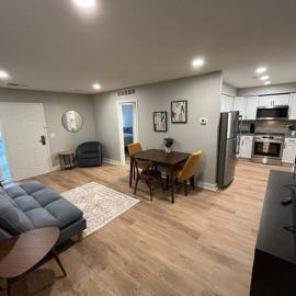 Aksarben Area 2 BD-2 BA by UNO, hotel in Omaha