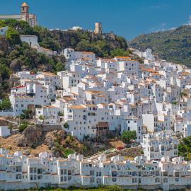 Stylish 3 bed house 2 bathrooms, with patio, roof terrace and communal pool 5 minutes away from the beautiful Spanish white village of Casares Pueblo and only 20 mins from the sea, hotel a Casares