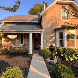 Historic Home in the Heart of Elora, hotel u gradu Elora