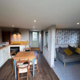 Lavender Lodge - Pool and Hot Tub with sunset views over open fields, hotel in Wymondham