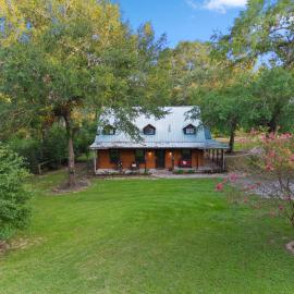 Lovely log home with Hot Tub on 4 acres, hotel a Montgomery
