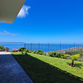 Hills and Atlantic Ocean retreat - Conceição House, hótel í Calheta