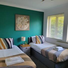 Peaceful Bungalow easy access, hotel in Southampton