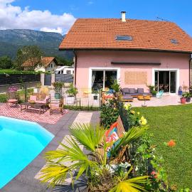 Maison avec piscine 14 personnes, hotel in Doussard