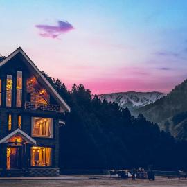 StayVista at Frozen Fall - Tangmarg with Breakfast Included, hotel in Gulmarg
