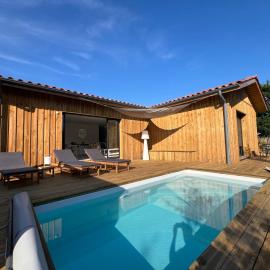 Maison en bois avec piscine proche de la plage
