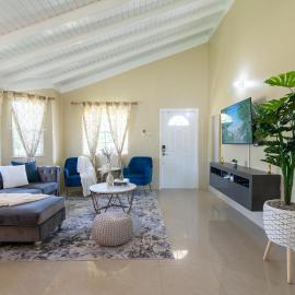SweetOasis-King Bed-Pool-BBQ Grill-Free StarLink Wifi 250Mbps-Solar Powered-Free Parking-Gated Complex-Near Ocho Rios, hotel in Mammee Bay
