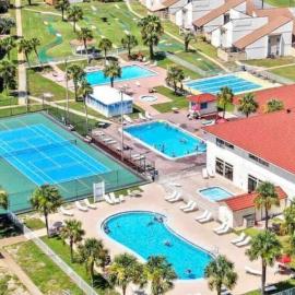 3 Bdrm Condo- 4 pools, hot tub & walk to Beach
