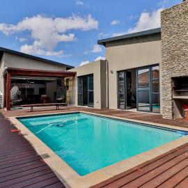 House of Bongekile 4 Bed Luxury Home 10 min from Kruger National Park, Malelane, hotel v destinaci Malelane