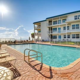 Daytona Beach Condo w/ Balcony: 5 Mi to Speedway!