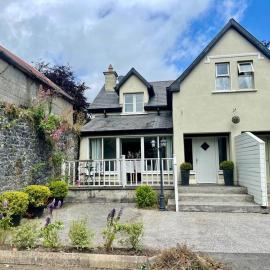 Elegant Townhouse steps from historic Birr Castle: Birr şehrinde bir otel