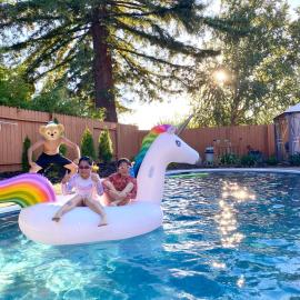 NEW cozy beautiful house with pool and hot tub, hotel din Fair Oaks