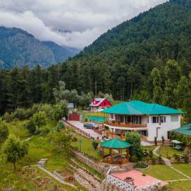 StayVista at Ruhaniyat، فندق في باهالجام